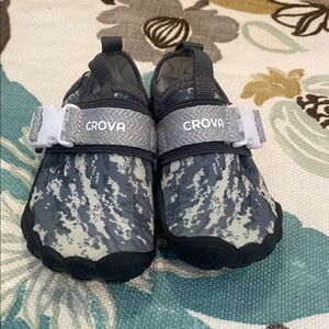 crova kids water shoes size 8